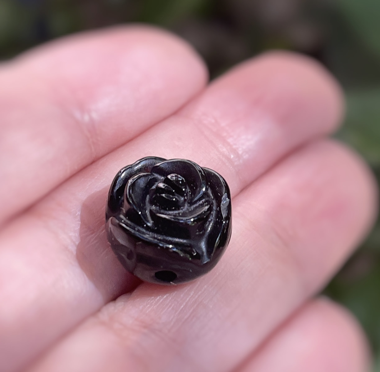 オニキス薔薇彫り 薔薇の花モチーフ貫通穴ビーズのばら売り粒売り パワーストーン 天然石